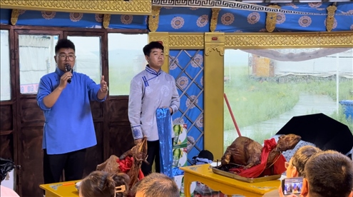 圖為草原蒙古包全羊宴。人民網(wǎng)記者 金洪花攝