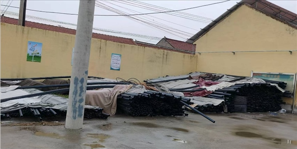 至今仍堆放在村委會院里的自來水管道。 人民網(wǎng)記者 金慧慧攝