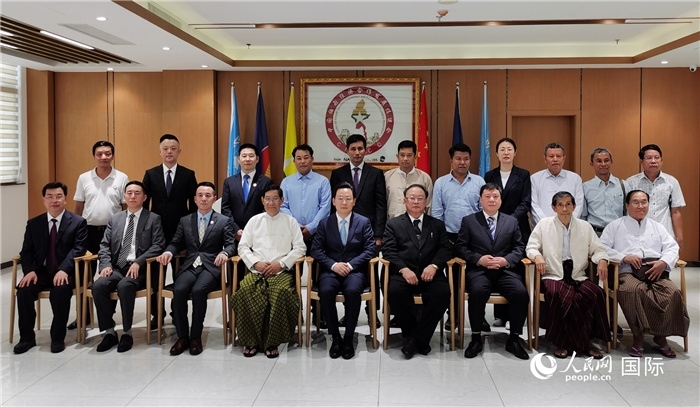 吉林市市委書記胡斌率團與緬甸皎漂當?shù)厝耸拷涣鞑⒑嫌?人民網記者李秉新攝