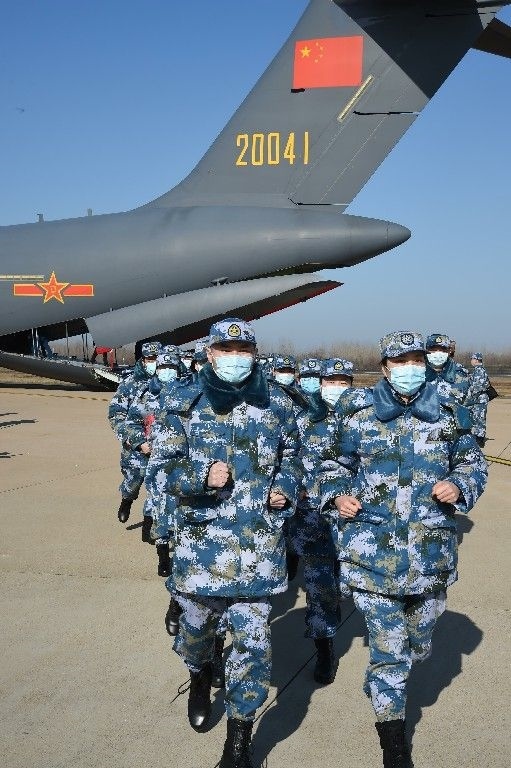 ↑2020年2月17日，一批軍隊支援湖北醫(yī)療隊員抵達武漢天河機場。新華社記者 黎云 攝