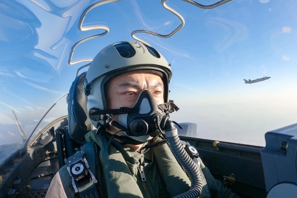 ↑全國人大代表、“強軍先鋒飛行大隊”大隊長高中強進行編隊飛行訓(xùn)練（2023年2月9日攝）。新華社發(fā)（姜皓元 攝）