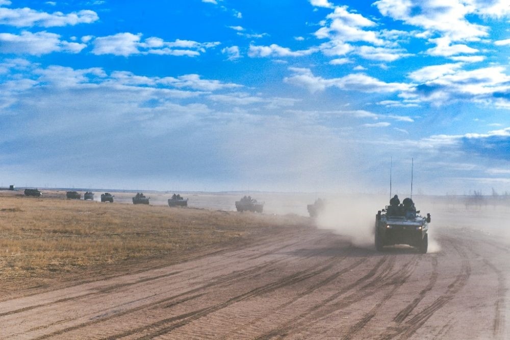 ↑陸軍第81集團軍某旅“松骨峰特功連”隨所在營進行長途機動（2022年4月12日攝）。新華社發(fā)（李乃超 攝）