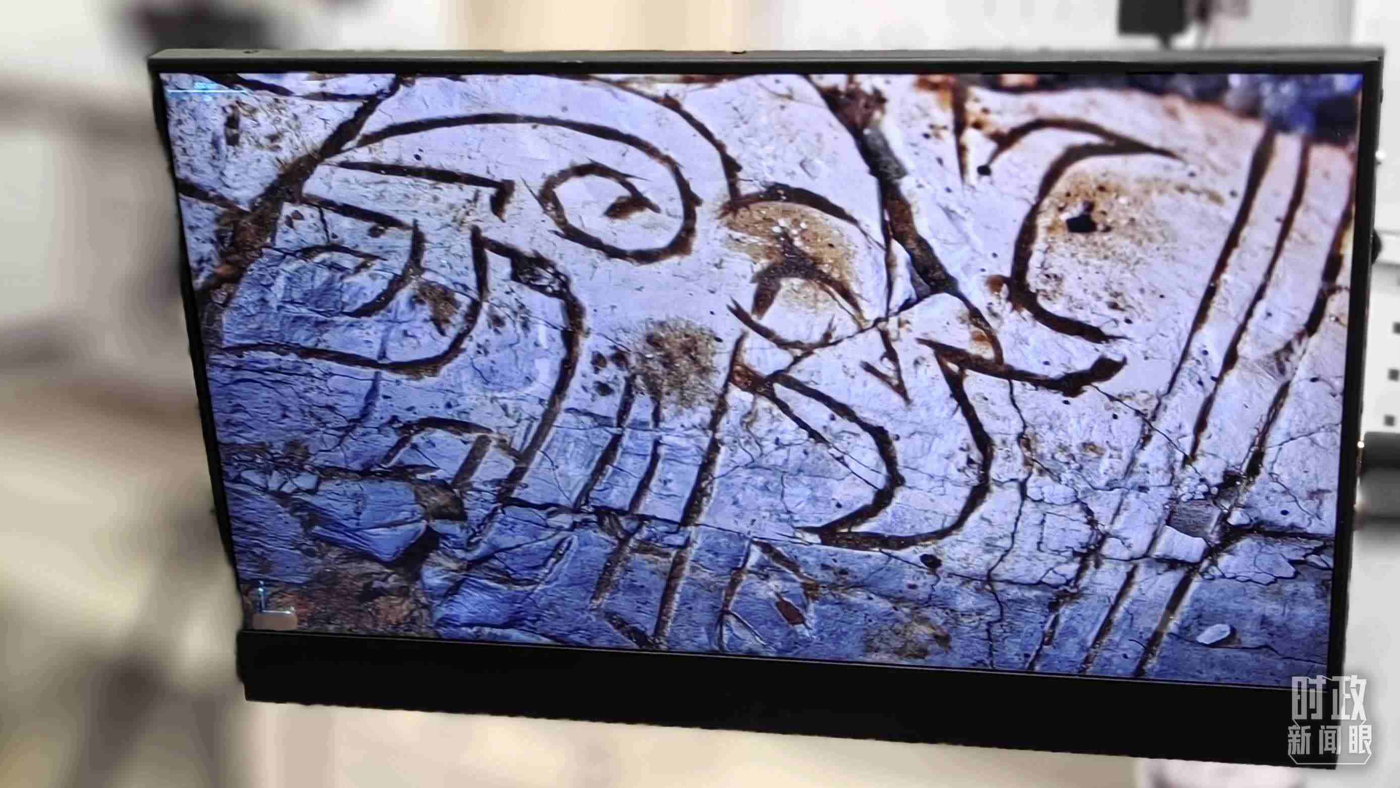 △顯微鏡下，三星堆文物的紋路清晰可見。（總臺(tái)央視記者王萌萌拍攝）