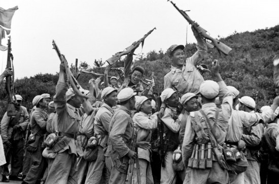  這是中國(guó)人民志愿軍和朝鮮人民軍一起歡慶戰(zhàn)斗勝利。新華社發(fā)（資料照片）