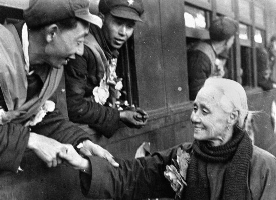 全國(guó)的鐵路工人們，一批批地志愿前往朝鮮前線工作，這是隴海路的鐵路工人魏志杰在臨行時(shí)和他母親告別的情形。新華社發(fā)（資料照片）