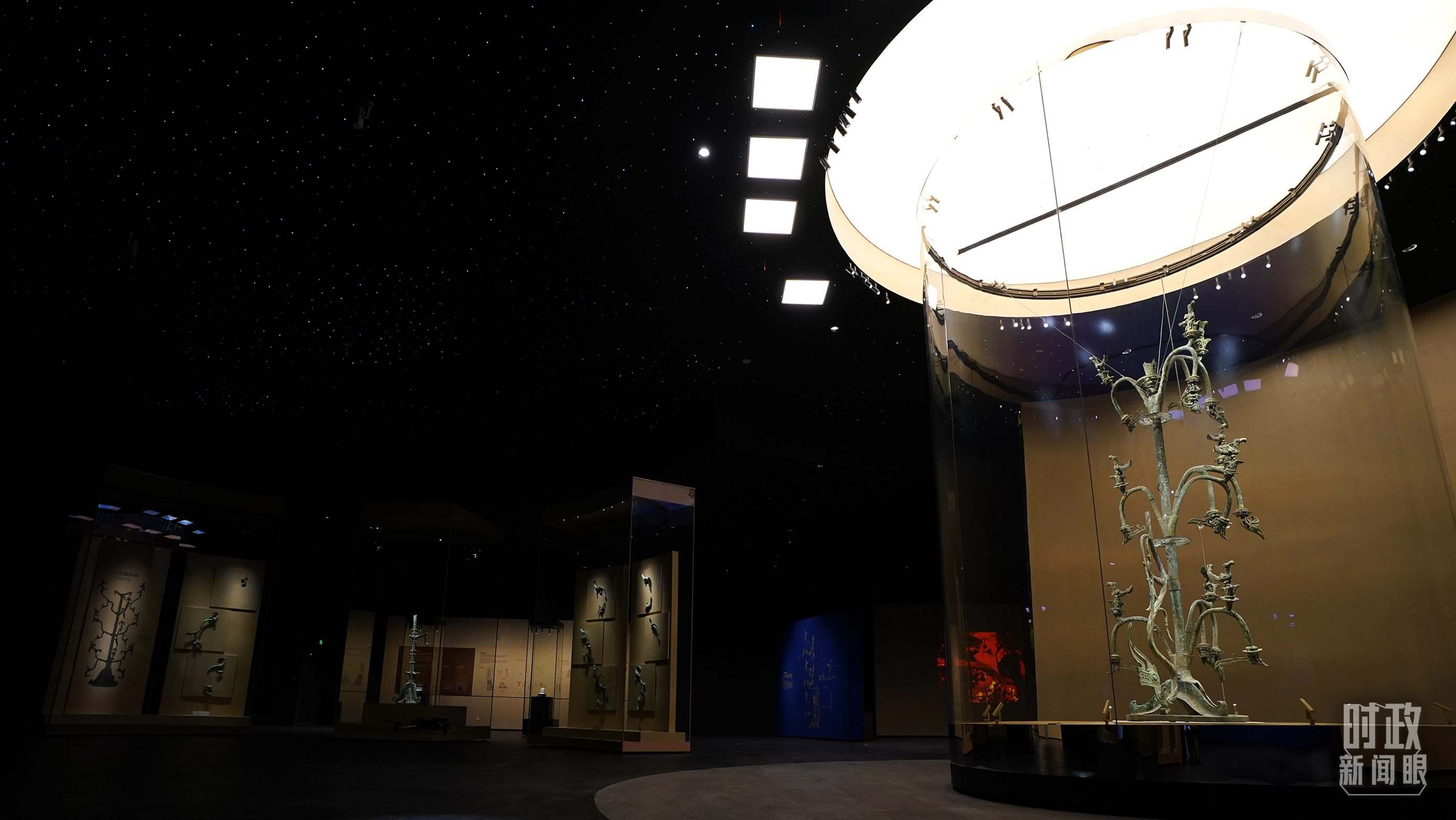 △三星堆出土的青銅神樹。（總臺(tái)國(guó)廣記者李晉拍攝）