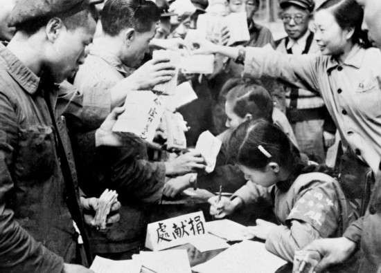 全國(guó)各地工商界踴躍捐獻(xiàn)款項(xiàng)，支援志愿軍。這是重慶市工商業(yè)者捐獻(xiàn)的情形。新華社發(fā)（資料照片）