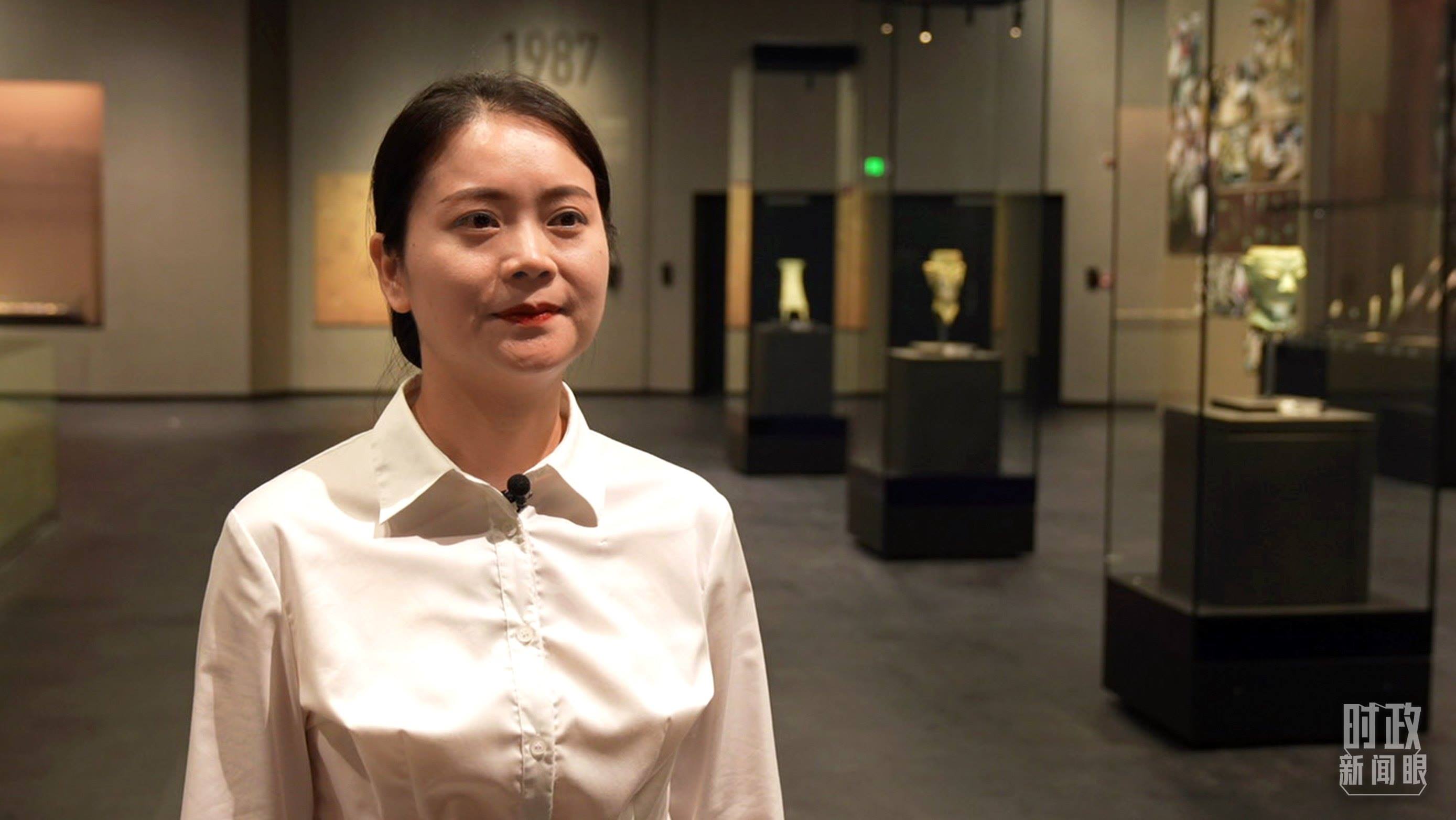 △當(dāng)天現(xiàn)場(chǎng)負(fù)責(zé)講解的三星堆博物館公眾服務(wù)部程靜。（總臺(tái)央廣記者馬喆拍攝）