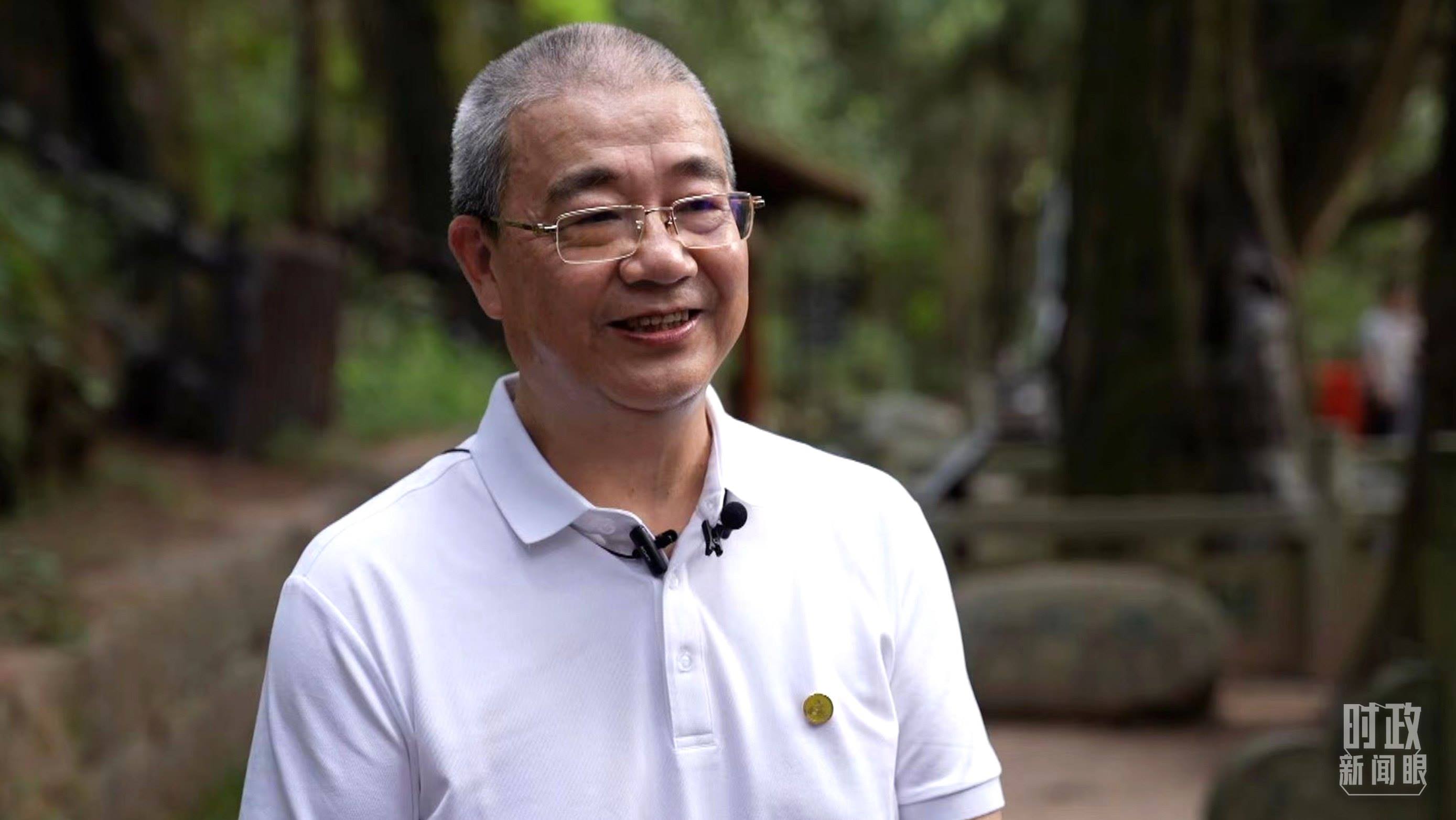 △廣元蜀道文化研究會(huì)蔡?hào)|洲教授。（總臺(tái)央視記者賈林拍攝）