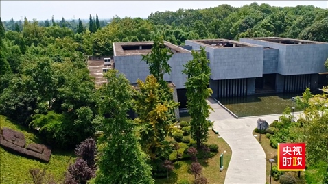 △2021年正式投入使用的三星堆文物保護修復館，堅持保護修復與考古研究同步進行，館內(nèi)分文保工作區(qū)和參觀區(qū)。