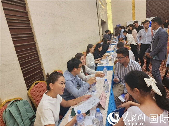 圖為中企代表與哈留華畢業(yè)生現(xiàn)場交流。人民網(wǎng)記者 李強攝