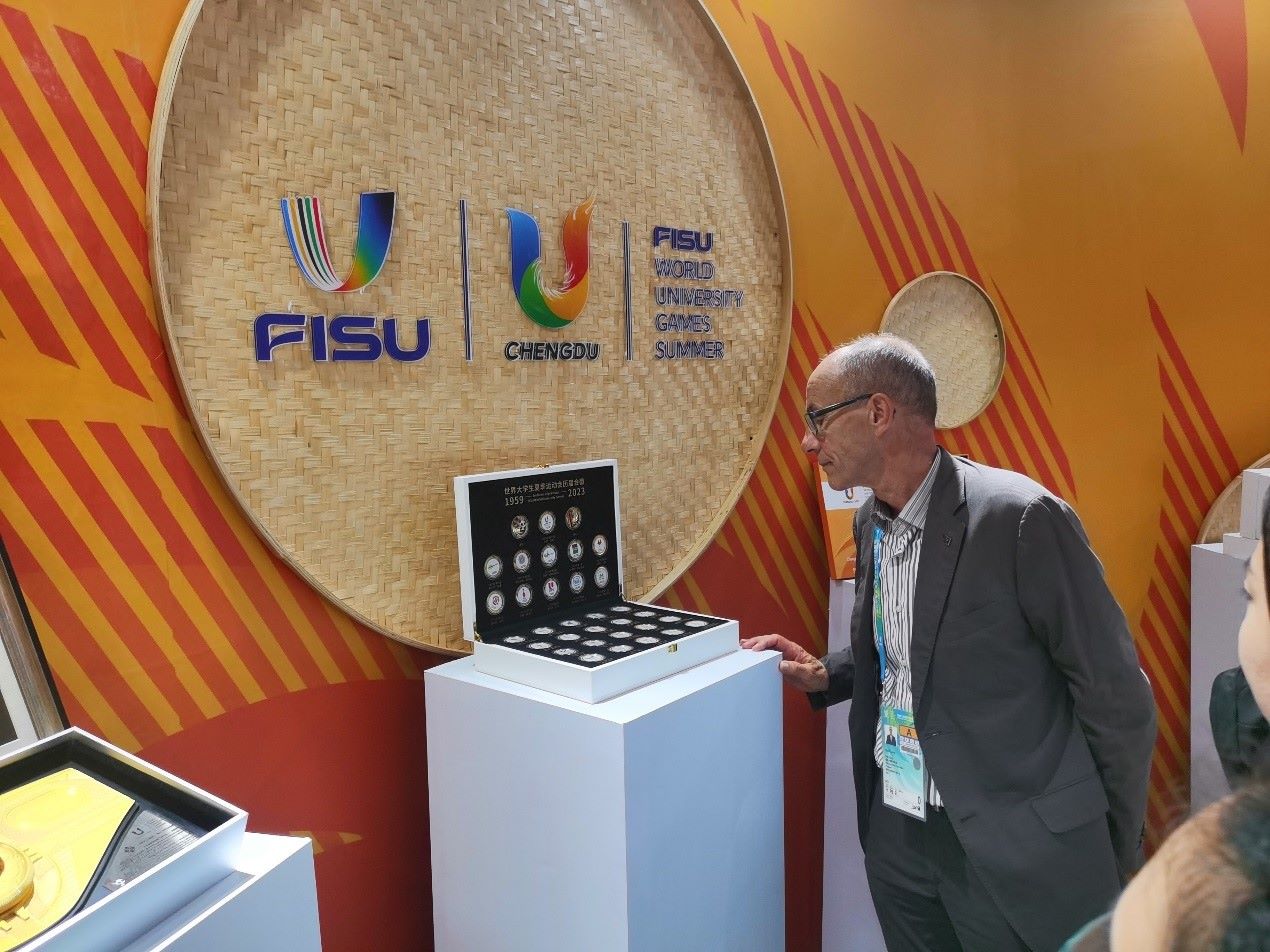 國(guó)際大體聯(lián)代理主席雷諾·艾德參觀大運(yùn)會(huì)特許商品。 人民網(wǎng)記者 楊磊攝