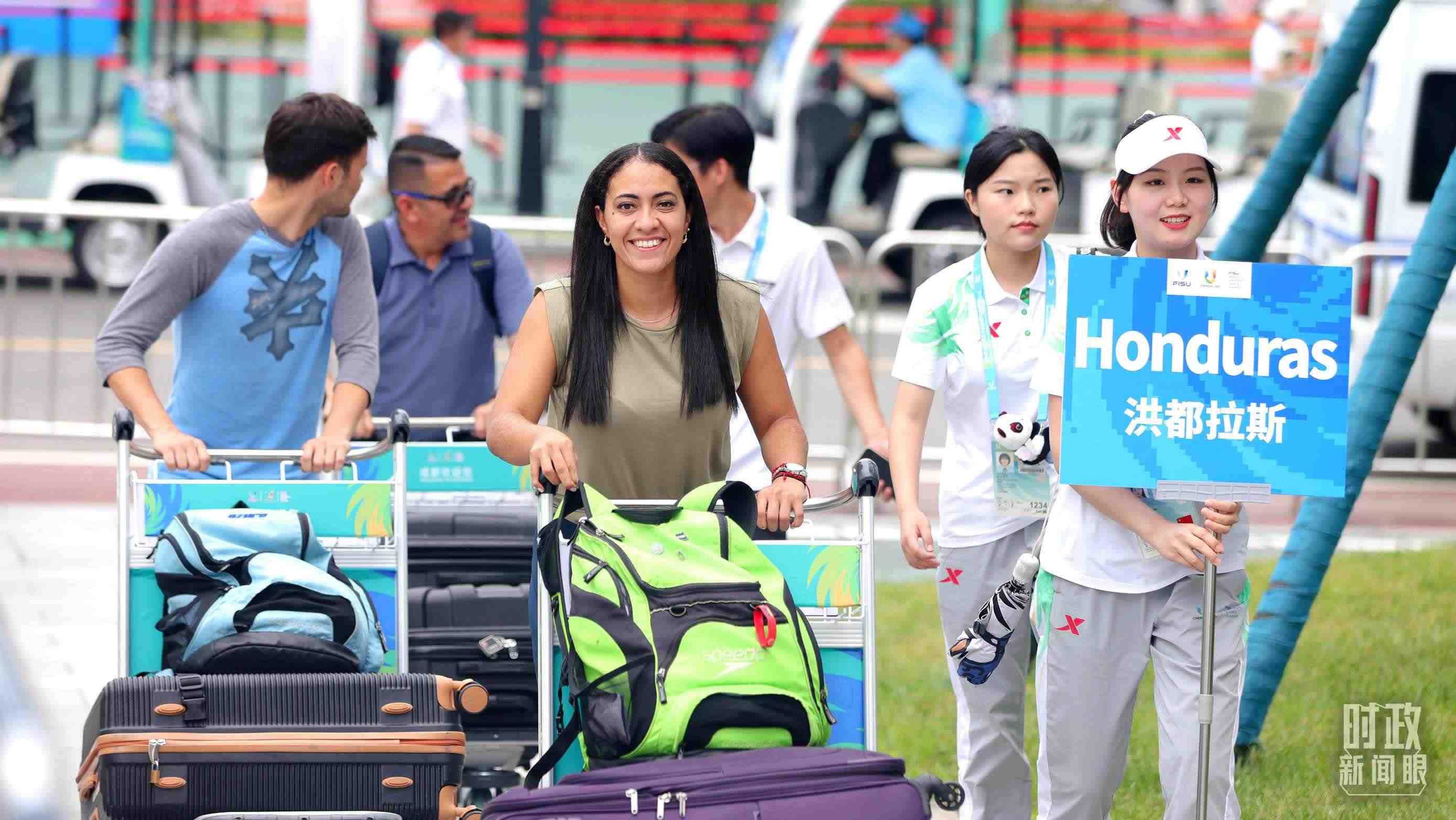 各國(guó)代表團(tuán)成員相繼抵達(dá)成都大運(yùn)村。（總臺(tái)央視記者魏幫軍拍攝）