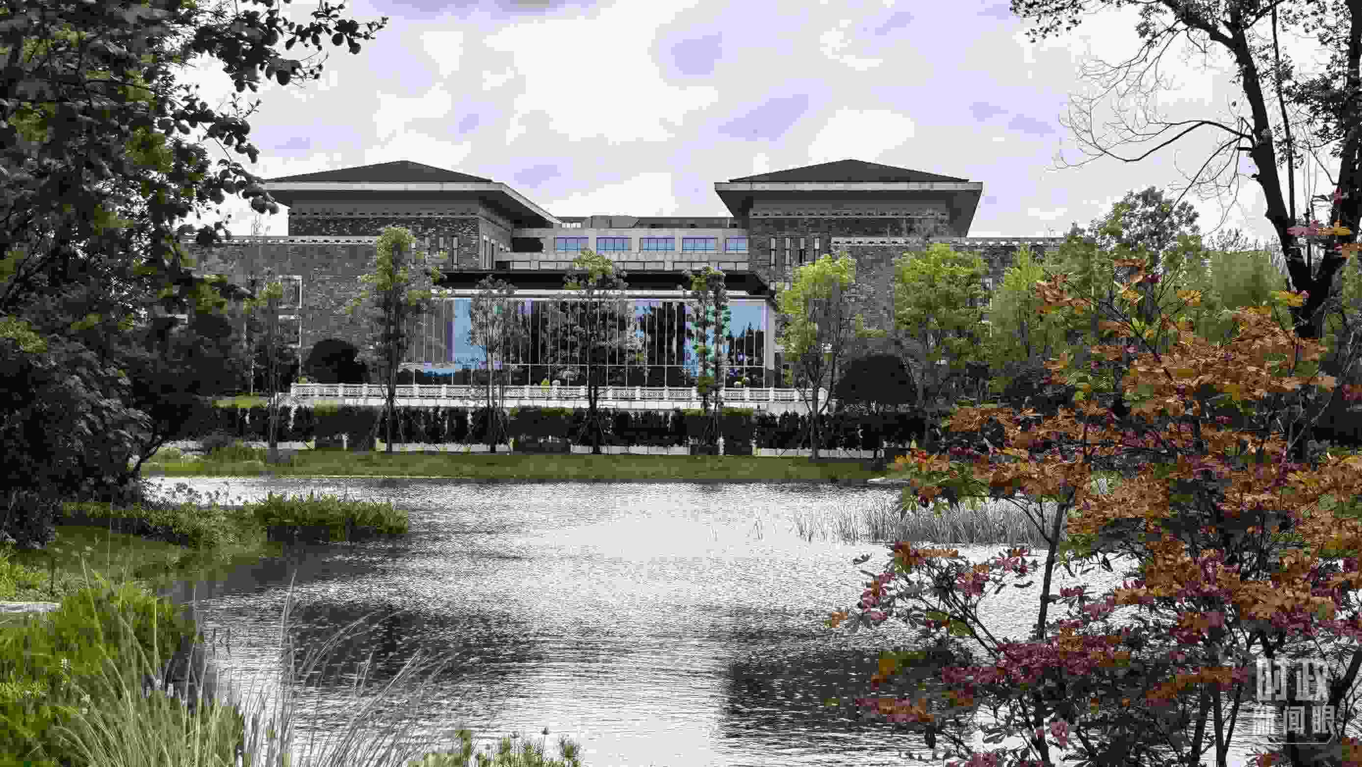 當(dāng)天，中印尼兩國(guó)元首在“錦蓉莊”舉行會(huì)見。（總臺(tái)央視記者韓銳拍攝）