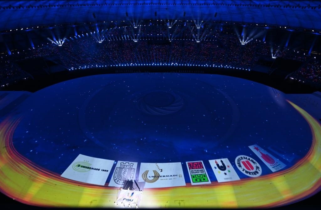 7月28日，國際大學生體育聯(lián)合會會旗在開幕式上入場。新華社記者劉磊攝