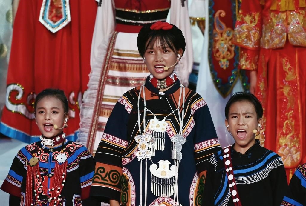 7月28日，吉好有果（中）在開幕式上表演。新華社記者陳澤國攝