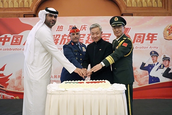 圖為招待會(huì)上中阿嘉賓合影。中國(guó)駐阿聯(lián)酋大使館供圖