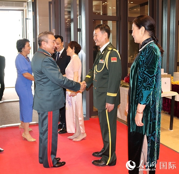 國防武官胡德君大校迎接賓客。人民網(wǎng)記者李強(qiáng)攝