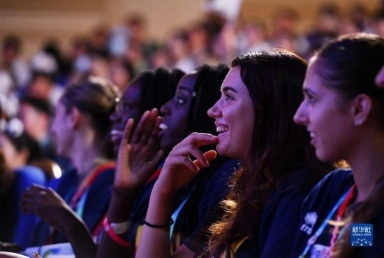 7月29日，外國(guó)運(yùn)動(dòng)員在聯(lián)歡會(huì)現(xiàn)場(chǎng)觀看節(jié)目。新華社記者 張端 攝