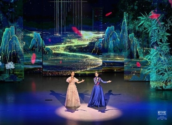 7月29日，演員在聯(lián)歡會(huì)現(xiàn)場(chǎng)演唱。新華社記者 蔡湘鑫 攝