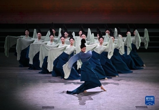 7月29日，演員在聯(lián)歡會(huì)現(xiàn)場(chǎng)表演《只此青綠》。新華社記者 蔡湘鑫 攝