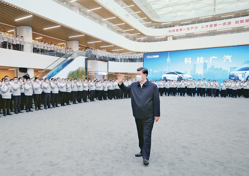 2023年4月10日至13日，中共中央總書記、國家主席、中央軍委主席習(xí)近平在廣東考察。這是12日下午，習(xí)近平在廣汽研究院向職工們揮手致意。 新華社記者 鞠鵬/攝