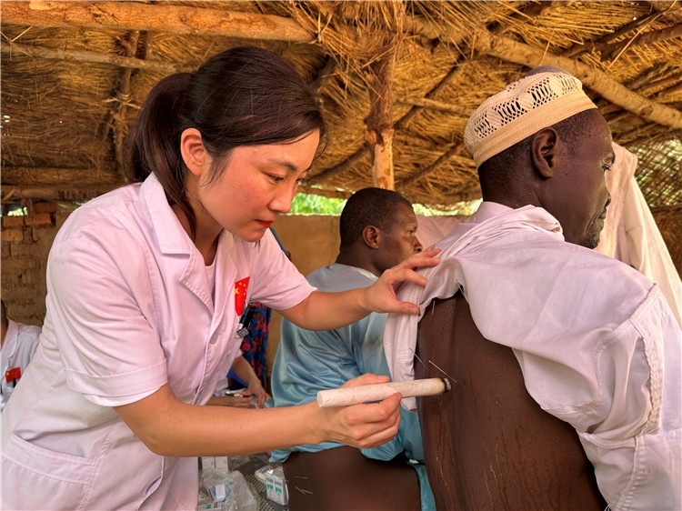 圖為吉安市中心人民醫(yī)院中醫(yī)科副主任醫(yī)師王李妮為患者進(jìn)行針灸治療。中國駐乍得醫(yī)療隊(duì)提供