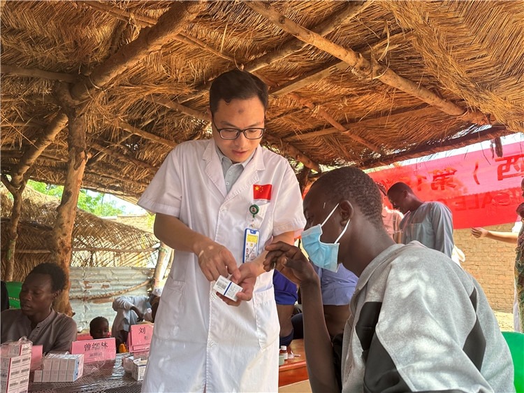 圖為南昌大學(xué)第一附屬醫(yī)院病理科主治醫(yī)師張振東為村民解說藥品使用方法。中國駐乍得醫(yī)療隊(duì)供圖