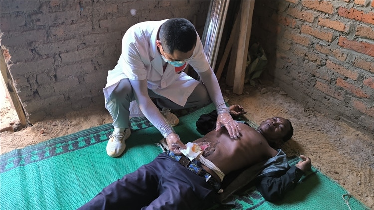 圖為南昌大學(xué)第二附屬醫(yī)院胃腸外科主治醫(yī)師周智勇檢查切口疝患者。中國駐乍得醫(yī)療隊(duì)供圖