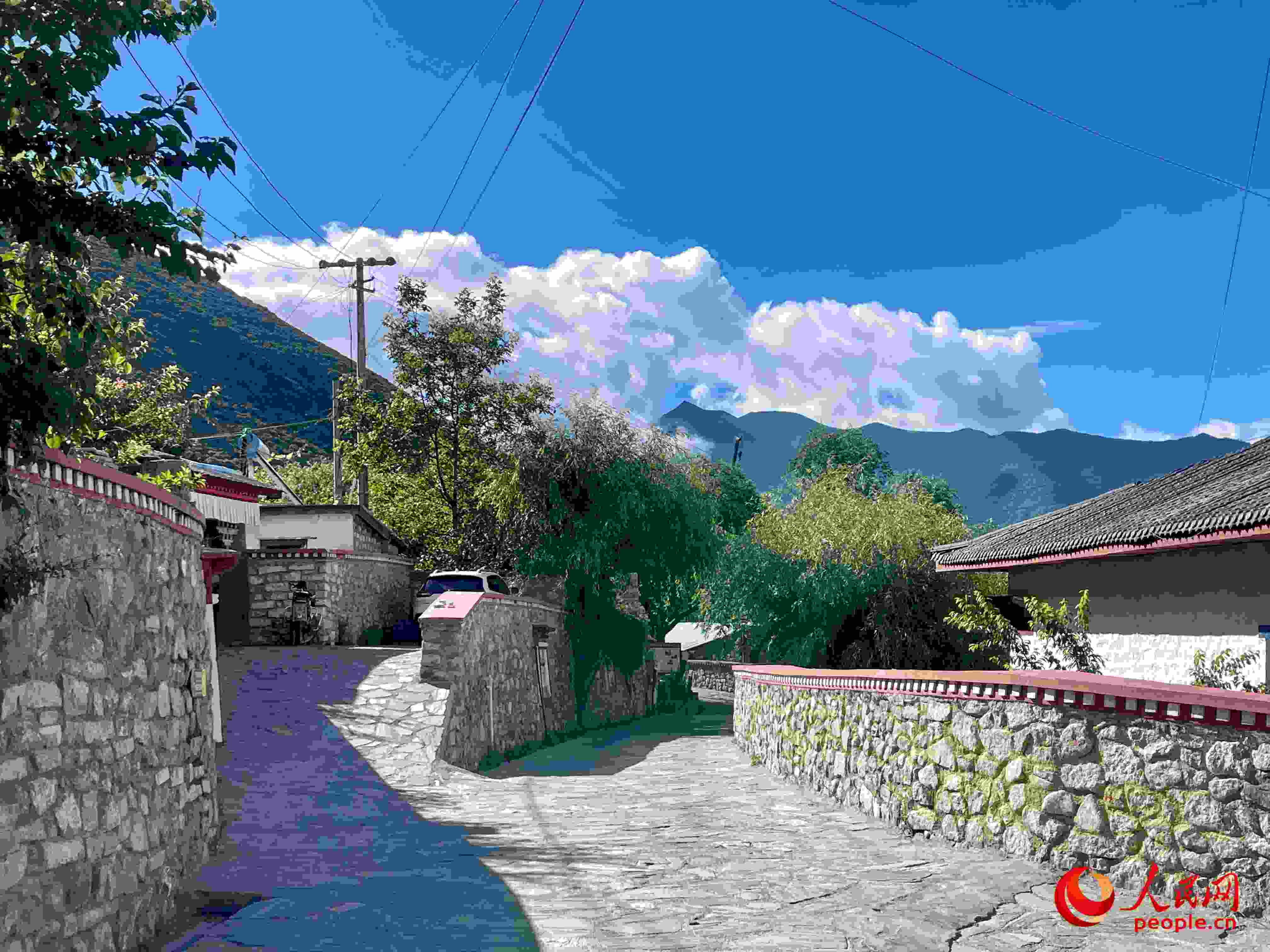 嘎拉村的村貌。人民網(wǎng) 周靜圓攝