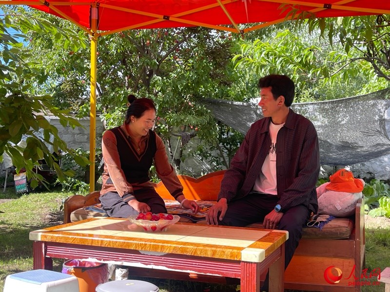 嘎拉村村民達(dá)瓦堅(jiān)參和他的妻子。人民網(wǎng) 周靜圓攝