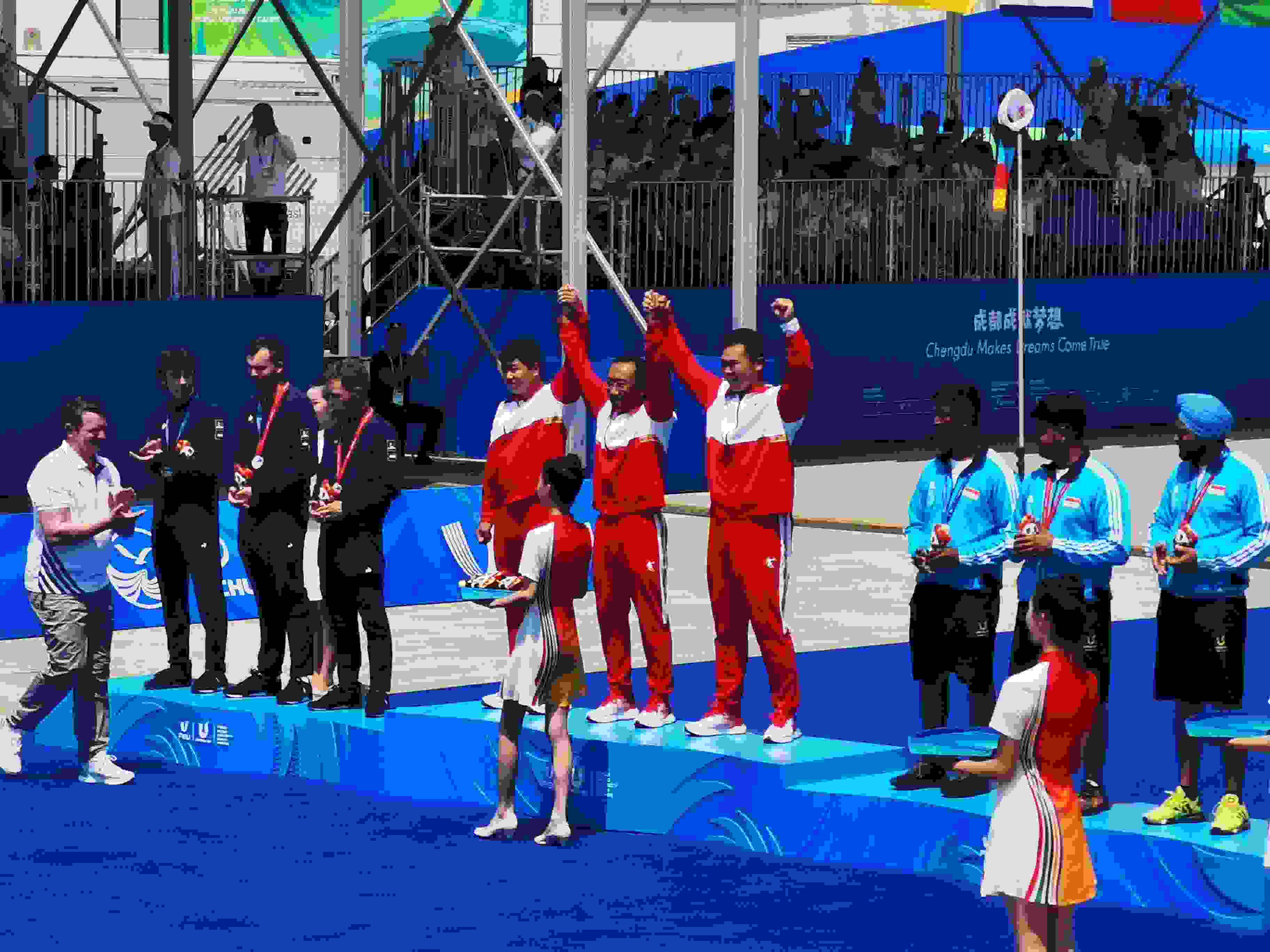 7月30日，在成都大運(yùn)會男子復(fù)合弓團(tuán)體頒獎儀式中，中國隊(duì)?wèi)c祝奪得冠軍。 人民網(wǎng)記者 楊磊攝