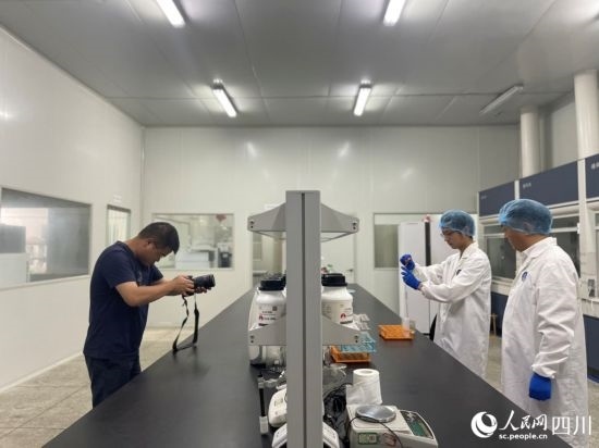 記者在位于成都市大邑縣的海光食品有限公司進(jìn)行采訪。人民網(wǎng)記者 何旭攝