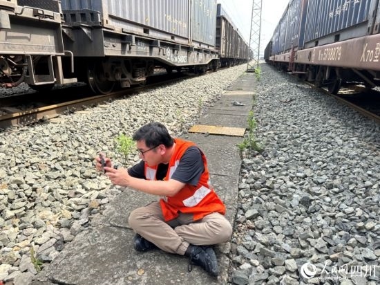 記者在成都北編組站編組場(chǎng)拍攝。人民網(wǎng)記者 王紹紹攝