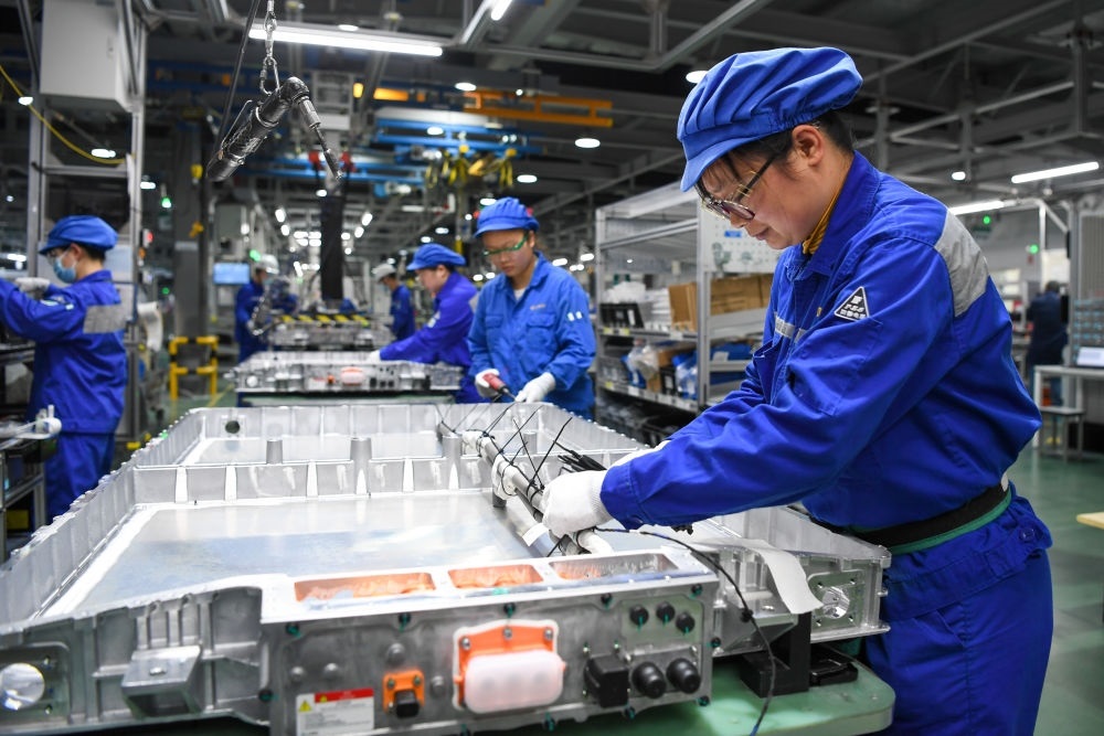 在位于江蘇常州溧陽(yáng)的上汽時(shí)代動(dòng)力電池系統(tǒng)有限公司，工人在車(chē)間進(jìn)行電池生產(chǎn)（2023年2月16日攝）。常州市擁有鋰電池電芯及配套生產(chǎn)企業(yè)120余家，動(dòng)力電池產(chǎn)業(yè)2022年實(shí)現(xiàn)產(chǎn)值超1700億元。新華社記者 李博 攝