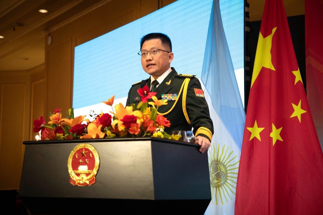 中國(guó)駐阿根廷大使館武官劉淼大校致辭。中國(guó)駐阿根廷大使館供圖