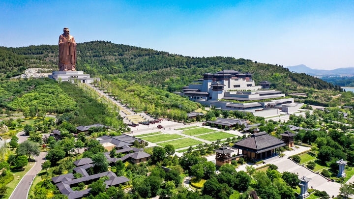 這是2023年6月8日拍攝的山東省曲阜市尼山圣境（無(wú)人機(jī)照片）。新華社記者 郭緒雷 攝