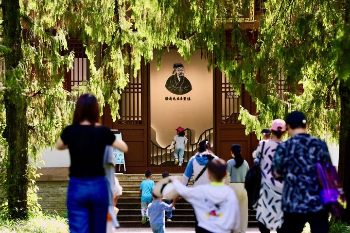 游客參觀位于福建武夷山朱熹園的武夷精舍（2022年6月6日攝）。新華社記者 姜克紅 攝