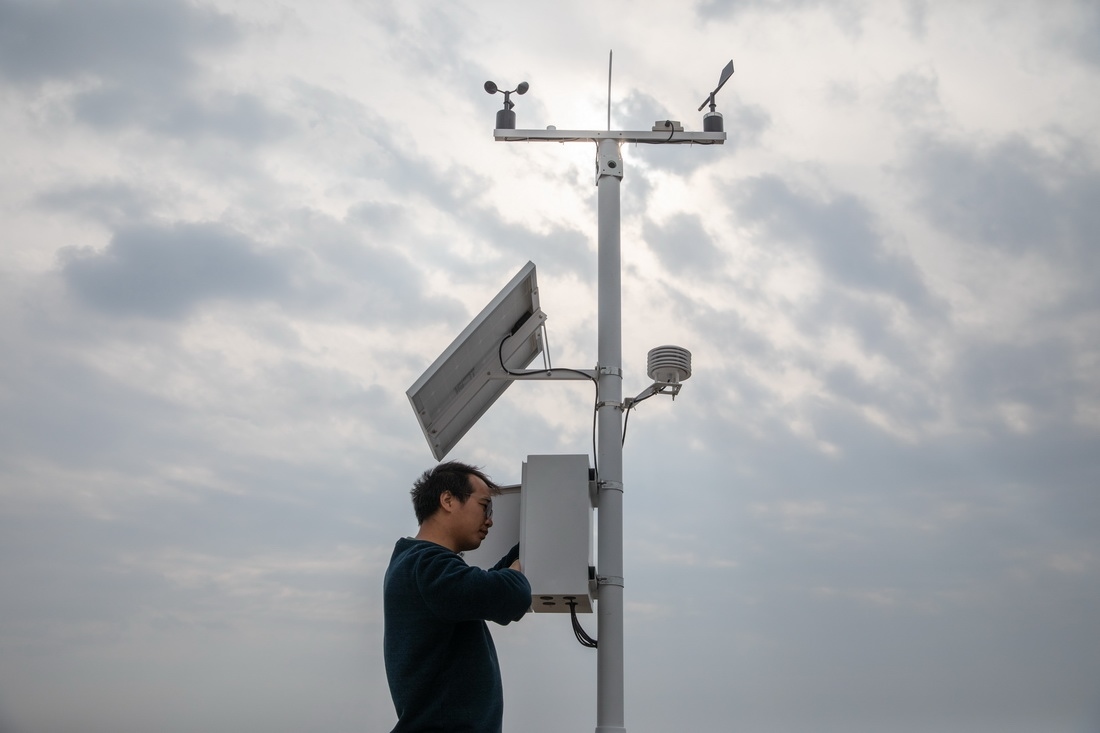 在北大荒集團(tuán)閆家崗農(nóng)場有限公司農(nóng)業(yè)現(xiàn)代化示范區(qū)，工作人員在調(diào)試氣象設(shè)備（4月27日攝）。新華社記者 張濤 攝