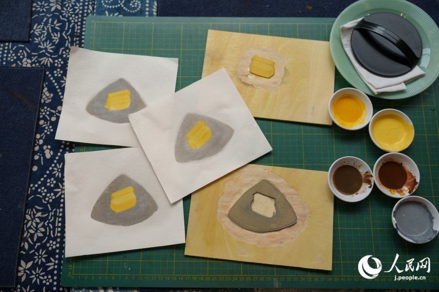 圖為丁未堂創(chuàng)作的木版畫及木版。人民網(wǎng)記者 張若涵攝