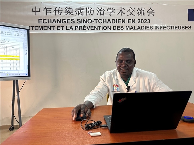 圖為中乍友誼醫(yī)院兒科護士長穆罕默德·阿米勒·阿里授課。中國援乍得醫(yī)療隊供圖