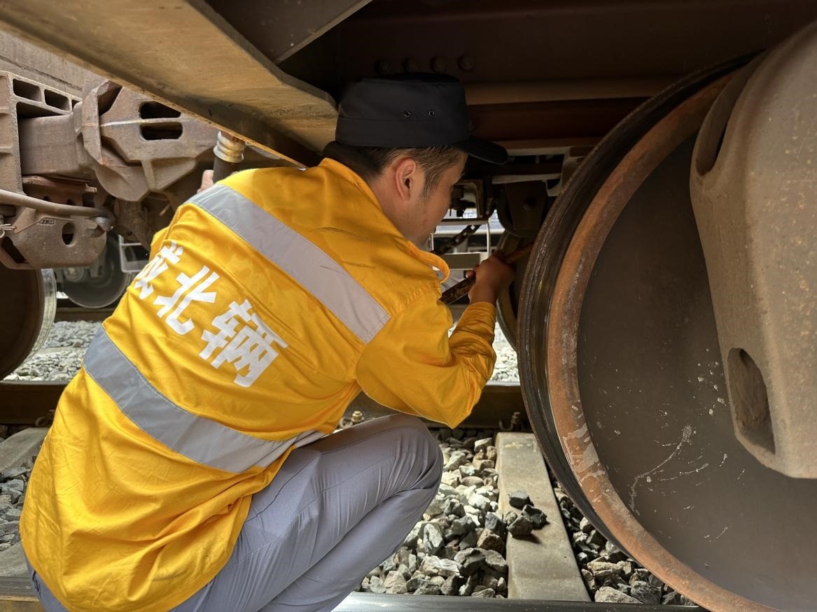 劉偉在進(jìn)行列車檢查工作。人民網(wǎng) 王紹紹攝