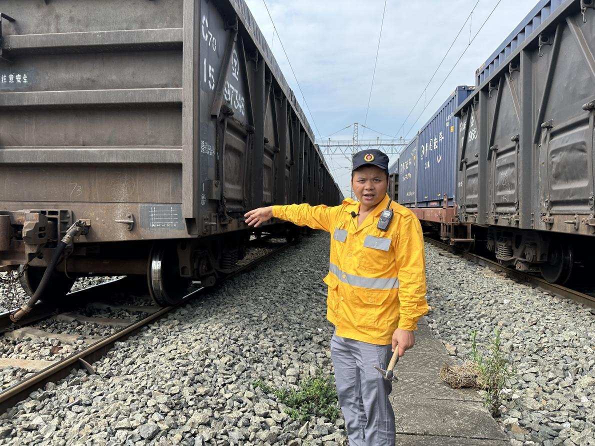 劉偉在向記者介紹檢車注意事項(xiàng)。人民網(wǎng) 王紹紹攝