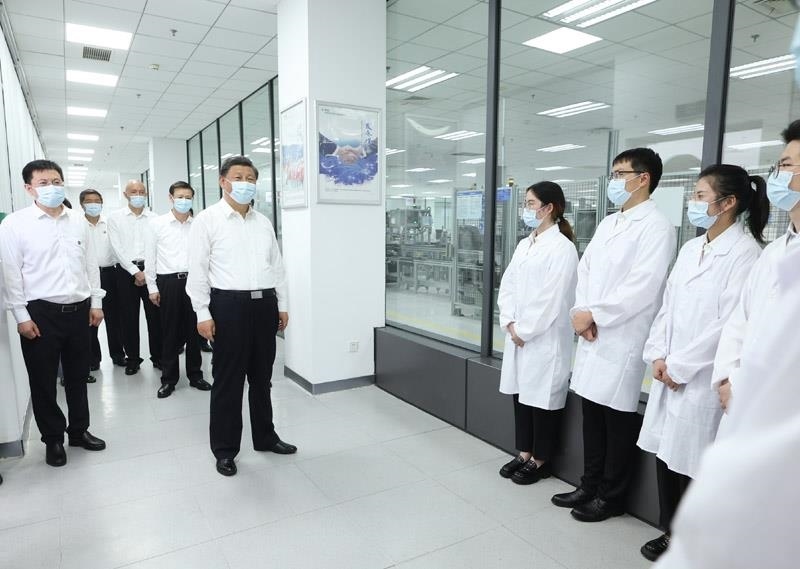 2023年7月6日，習近平總書記在江蘇南京市考察南瑞集團有限公司，同年輕研發(fā)人員親切交流。