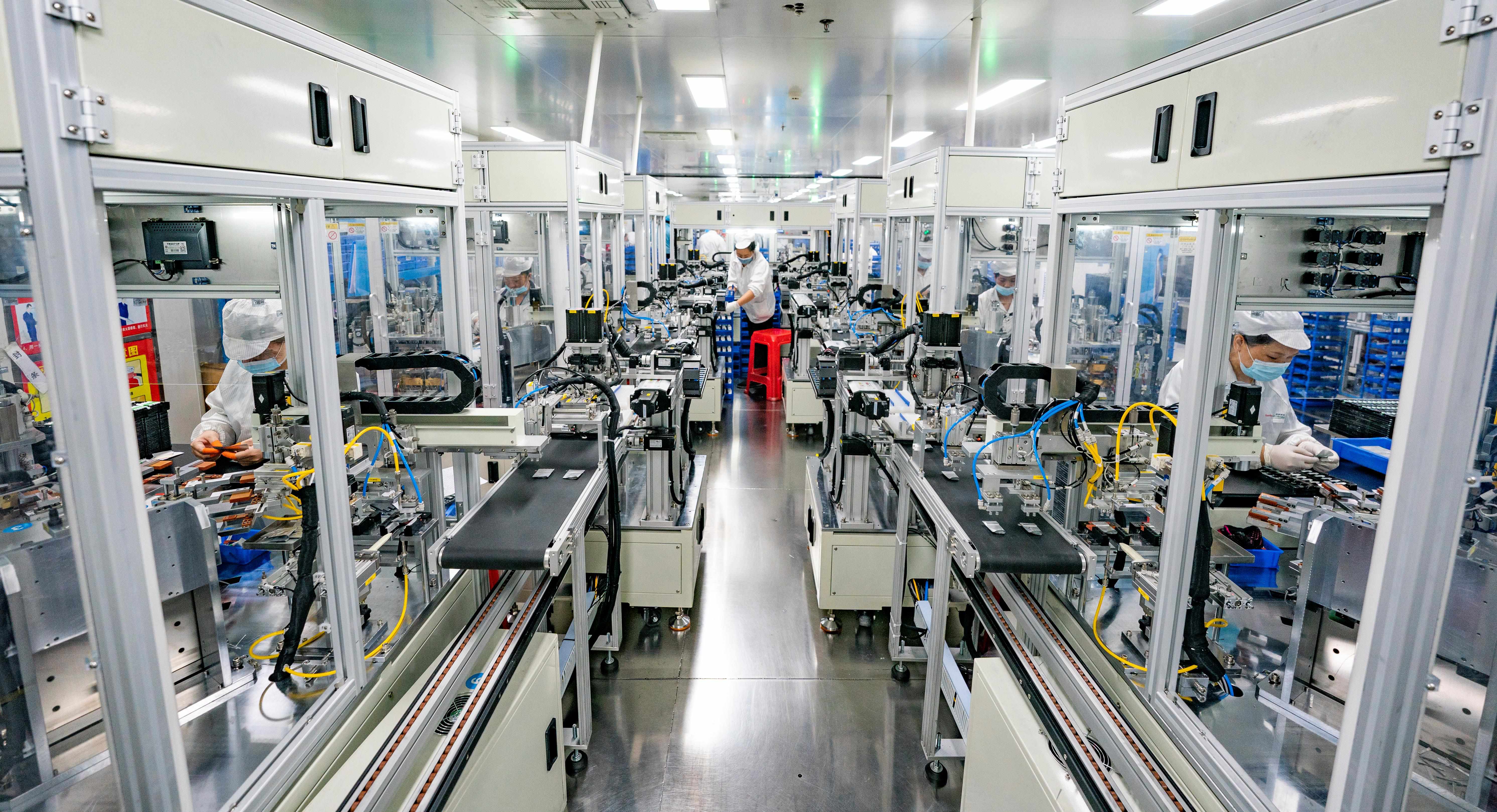 2023年5月17日，江西新余一家電子公司生產(chǎn)車間內，技術工人在鋰電池生產(chǎn)線忙于趕制訂單產(chǎn)品。