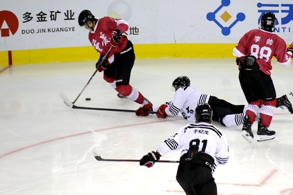 重慶隊球員與內(nèi)蒙古球員拼搶。人民網(wǎng)記者 胡雪蓉攝