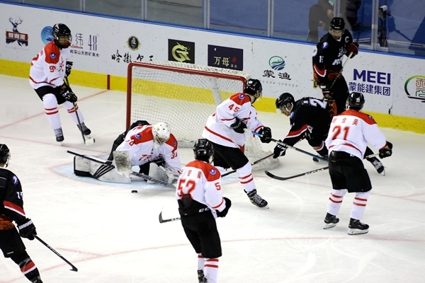 門前混戰(zhàn)。人民網(wǎng)記者 胡雪蓉攝