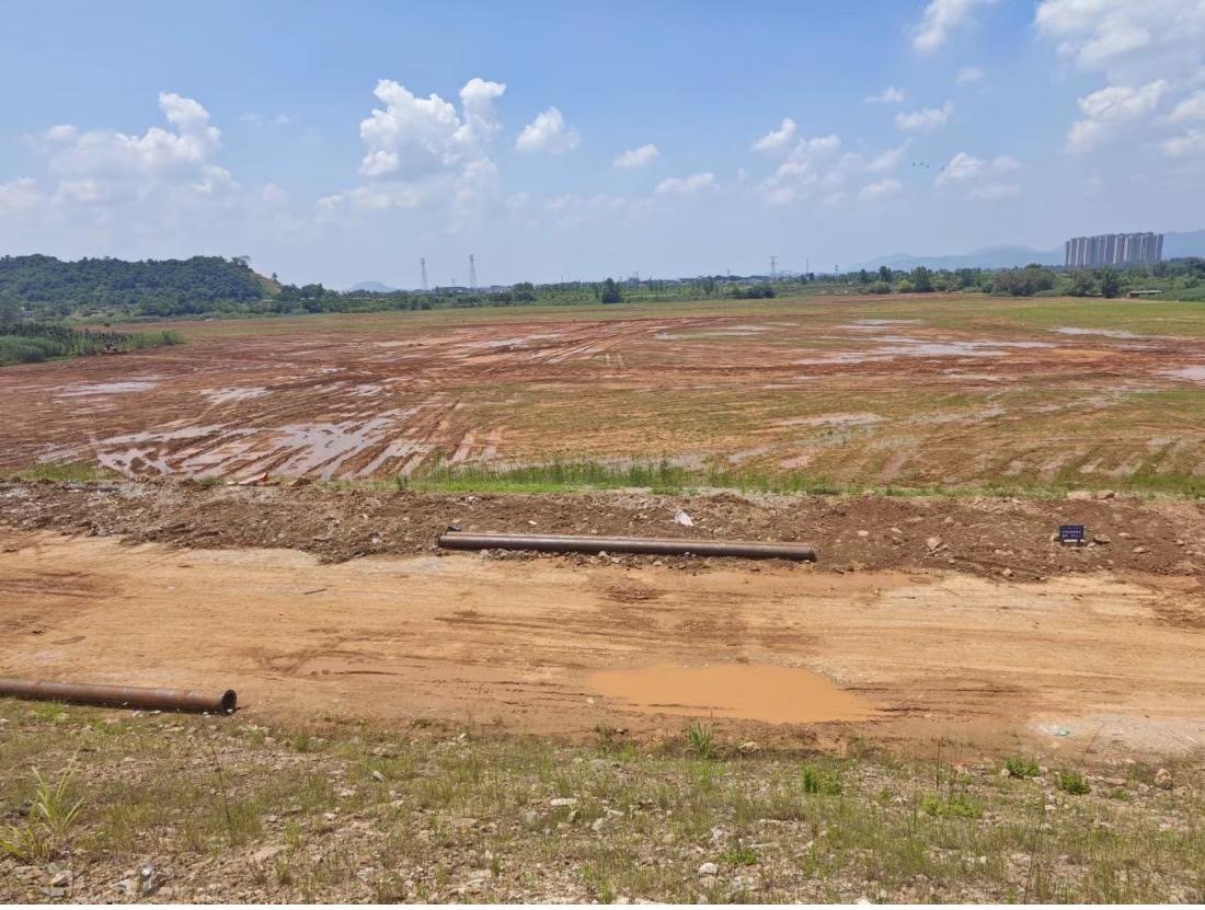 污染控制工程區(qū)域土地已被平整。 人民網(wǎng)記者 黃鈺攝