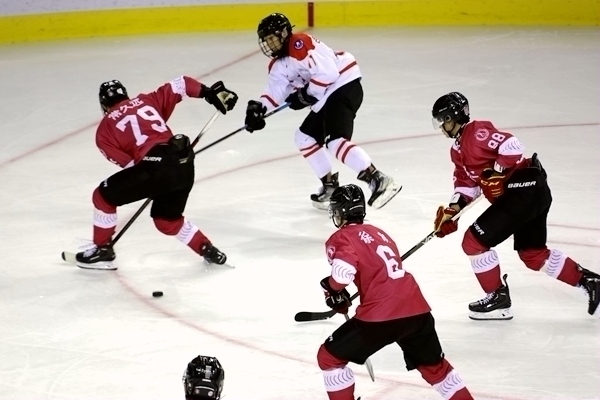 重慶隊球員常久遠(左)與陜西隊球員呂知宜拼搶。人民網(wǎng)記者 胡雪蓉攝