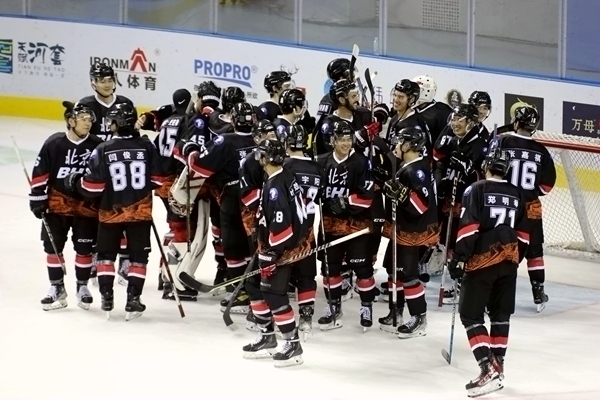 北京隊慶祝奪冠。人民網(wǎng)記者 胡雪蓉攝